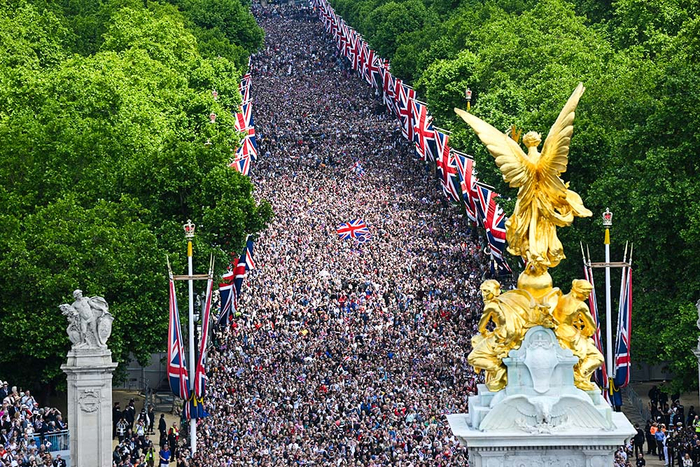 当地时间2022年6月2日，英国伦敦，英国女王伊丽莎白二世登基70周年皇家阅兵式举行，现场人山人海。