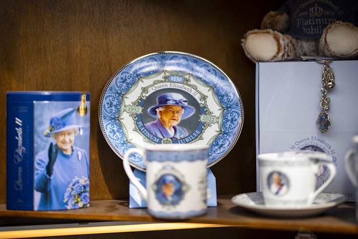 当地时间2022年5月31日，英国伦敦，英国女王伊丽莎白二世登基70周年庆典活动将至，英女王相关的周边纪念品热销。