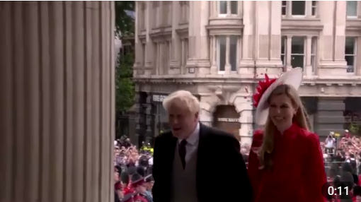 约翰逊与妻子抵达圣保罗大教堂，图源：“今日俄罗斯”视频截图