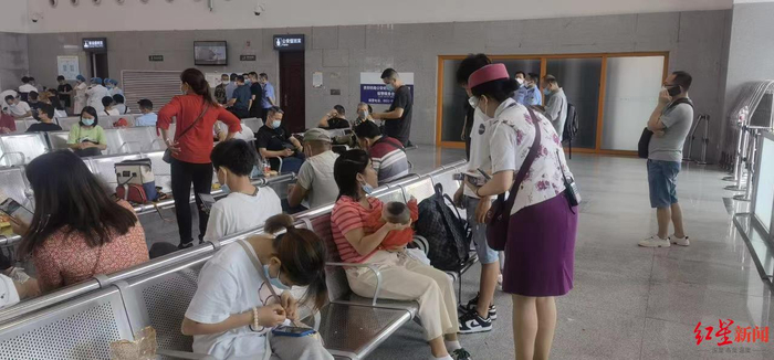 　▲榕江站内铁路工作人员正在了解旅客需求（图据中国铁路成都局集团公司）