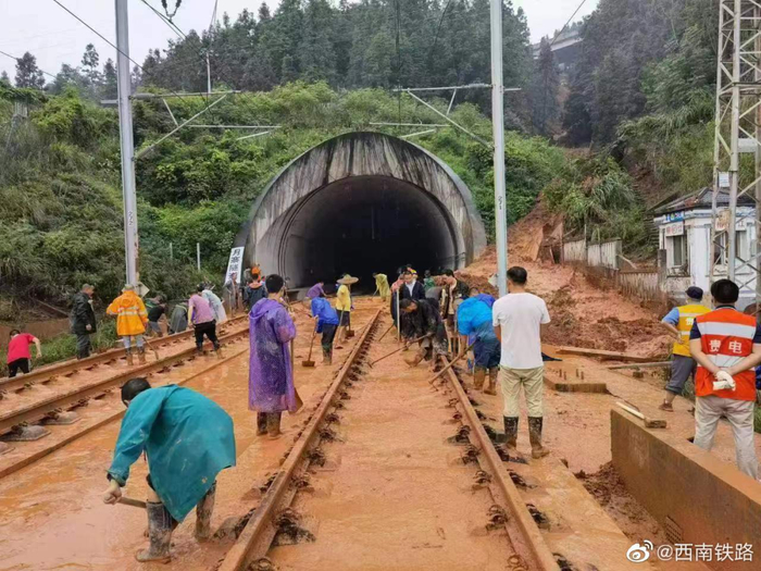 目前正在全力组织抢险救援 图源：@西南铁路