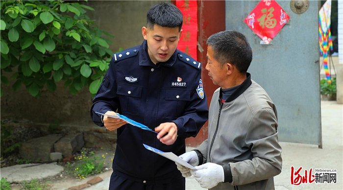 图为张栋深入乡村开展反诈宣传。 易县公安局供图