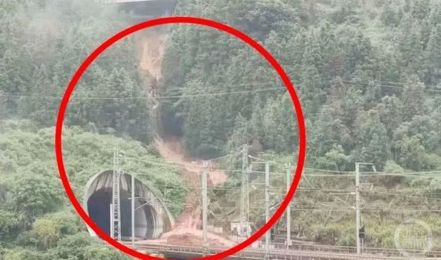 榕江站附近贵广客专隧道口滑坡现场,泥石流侵入了轨道。图片来源/受访者供图