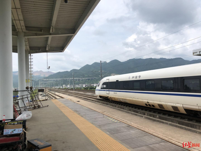 ▲今日通过榕江站的第一辆载有旅客的动车，贵广线今日起正常运营