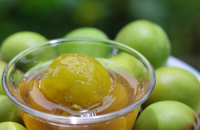 5月29日，在浙江省诸暨市应店街镇幸福村拍摄的村民自家“煮青梅”制作的青梅汁。新华社发（骆善新摄）