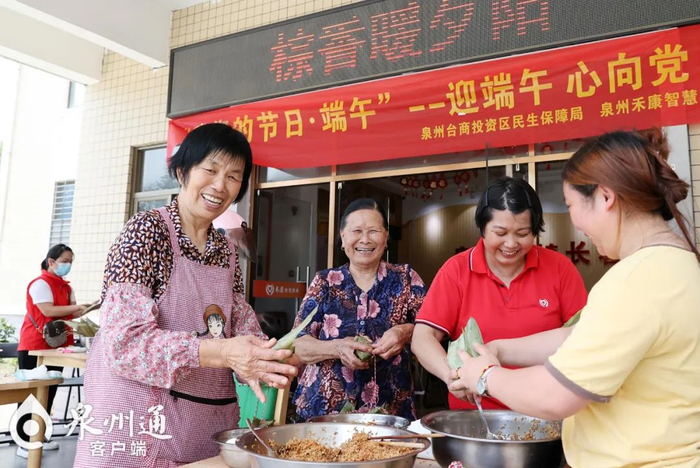 泉州台商投资区百崎乡组织老人们包粽子，乐享端午。（张九强 摄）