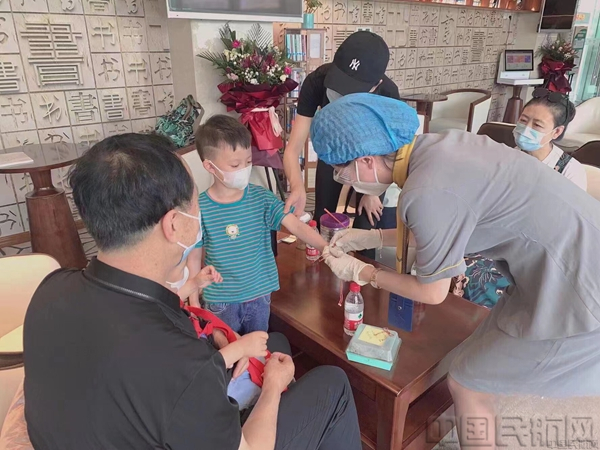 呼和浩特机场嘉宾服务部为儿童旅客系五彩绳