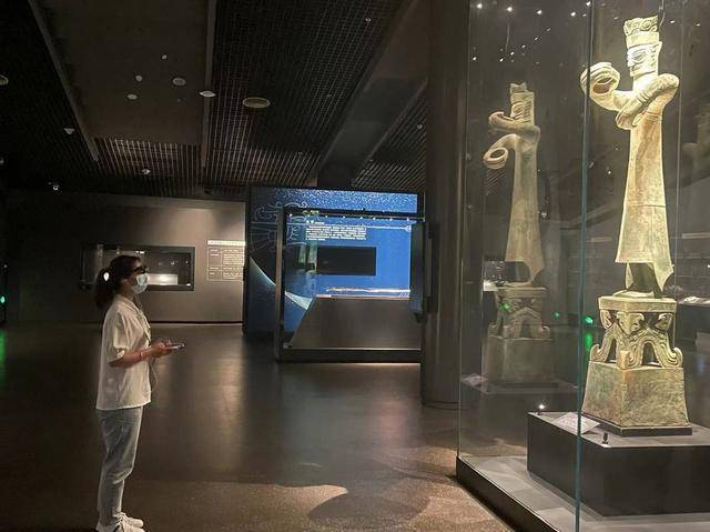 △市民戴着MR眼镜参观三星堆