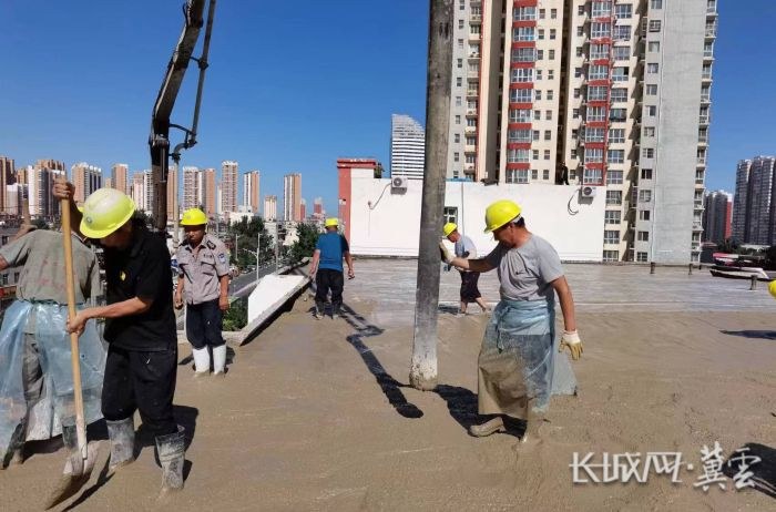 老旧小区改造项目现场。定州市住房和城乡建设局供图
