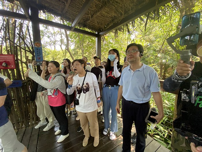 红山动物园园长沈志军及讲解员在直播中。图片来源：红山动物园