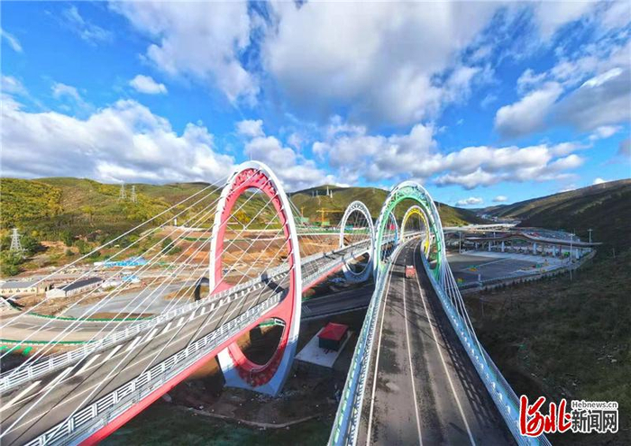 延崇高速的太子城斜拉桥。河北日报通讯员祝培文摄