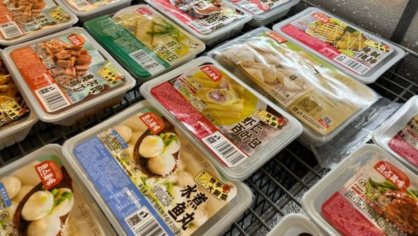 超市里某品牌的预制菜产品。吴越 摄