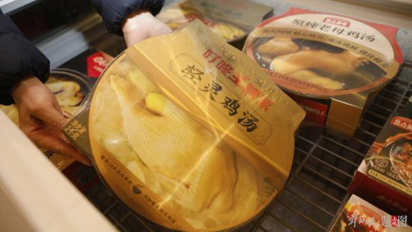 超市里某品牌的预制菜产品。李茂君 摄