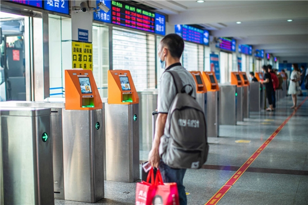 　　成都北门汽车站人脸识别检票闸机