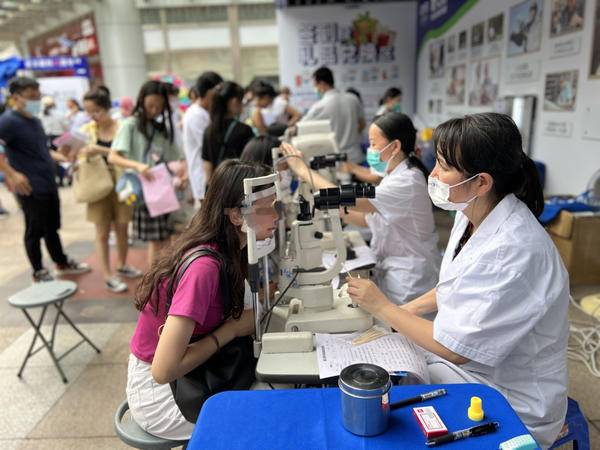 　　眼科医生现场为市民检查眼睛