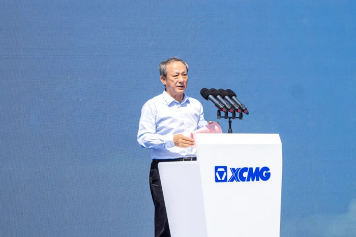 （徐工有限、徐工机械董事长、党委书记王民致辞。受访者供图）