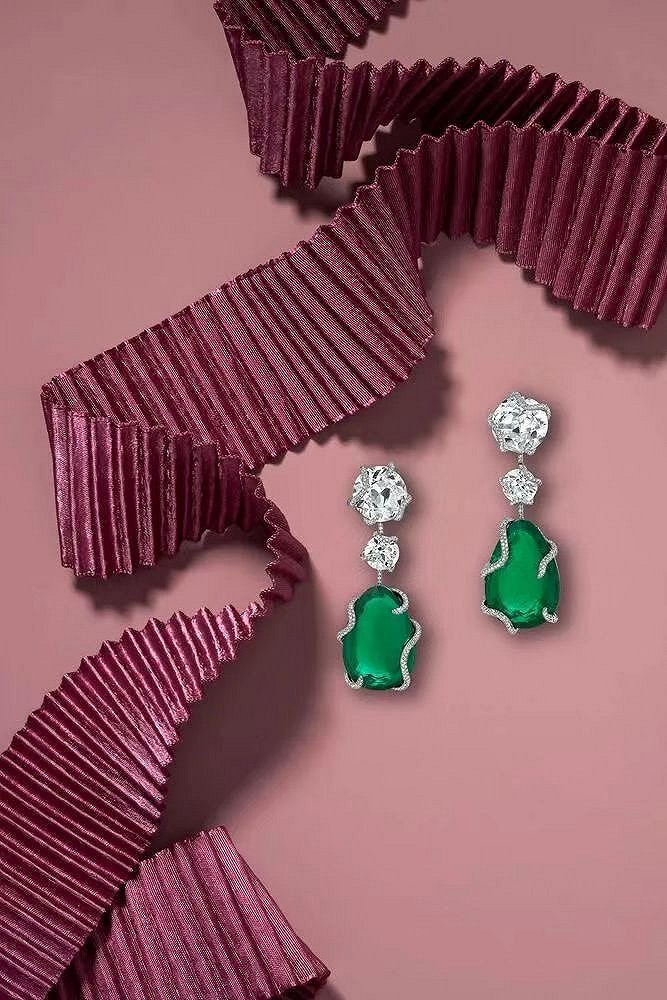 祖母绿及钻石耳环 JAR设计 图片来源：佳士得