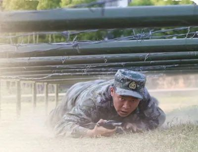 5月，新兵钟镇聪进行匍匐训练。
