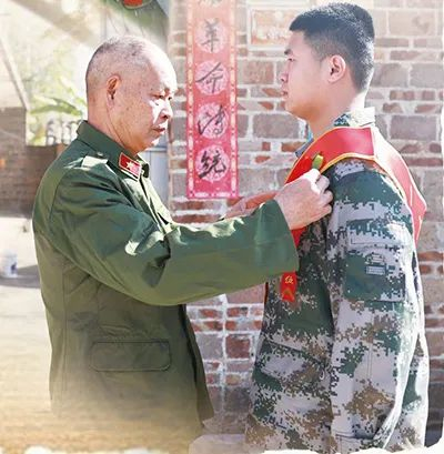 3月，钟积光（左）为即将入伍的钟镇聪送行。