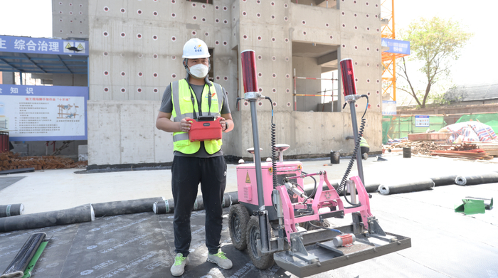 （地面整平机器人与它的工程师）