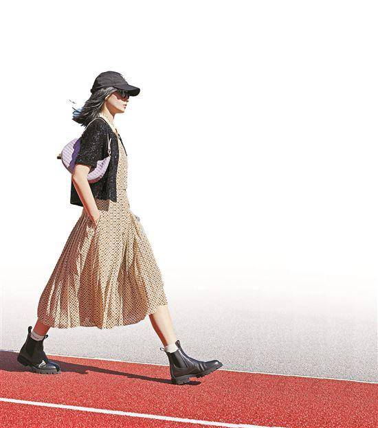 ▲飘逸感十足的连衣裙，搭一顶棒球帽，瞬间就感觉帅气提升。