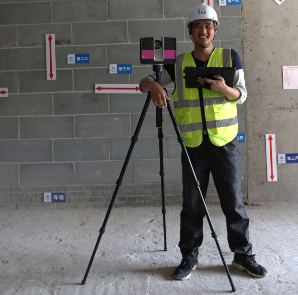 （测量机器人与它的工程师）