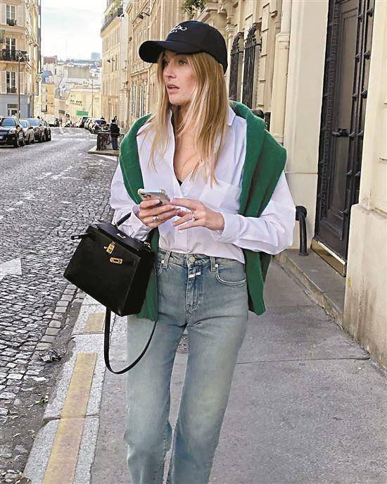 ▲常用搭配方式还有棒球帽与衬衫类单品，衬衫或衬衫裙都可，注意把握廓形原则。