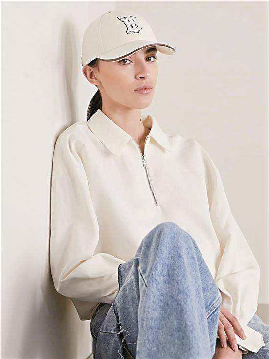 ▲帽檐够长够宽，弧度恰到好处的棒球帽可以显得人脸小头圆。