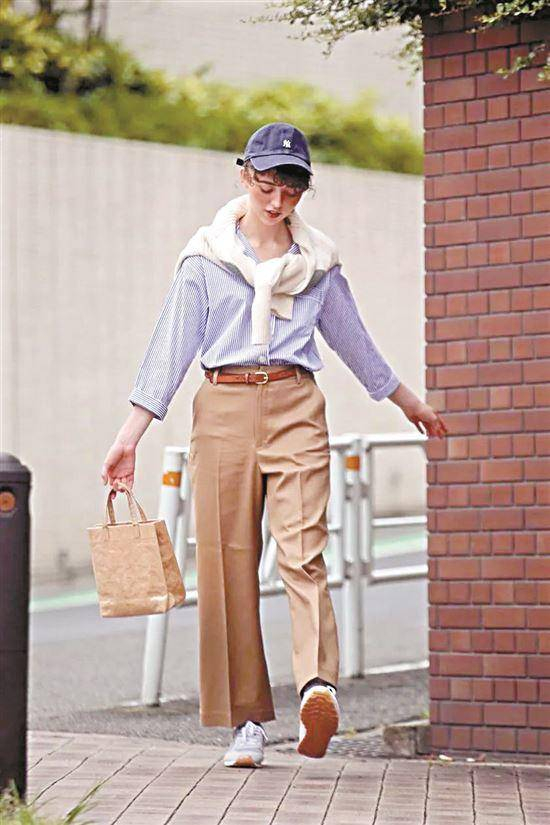 ▲黑白色容易搭配且不易出错，卡其色这种中性色也比较好搭，色调不要太黄就可以。