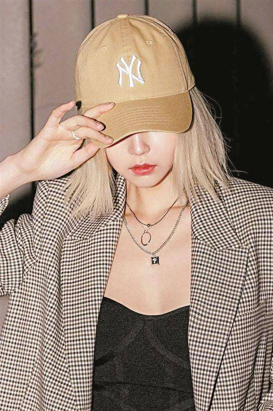 ▲佩戴前沿帽檐方向压一压，这样戴上去会更加有型。