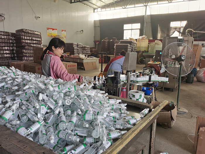 厂房里堆放的500毫升医用酒精。