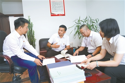 临沧市纪委监委案件审理室和于杰专案组有关人员开展案件复盘，总结经验，进一步提升案件查办质量。聂海涛 摄