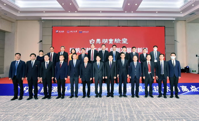 成立大会出席领导合影。朱将云 摄