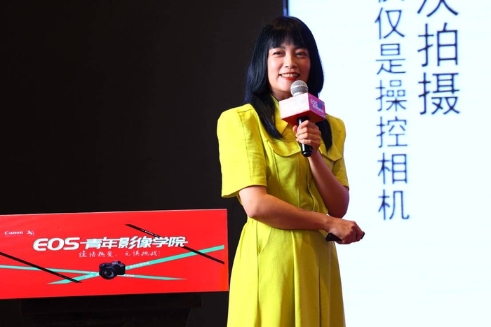 图3 佳能大篷车青年讲师王莲讲师授课