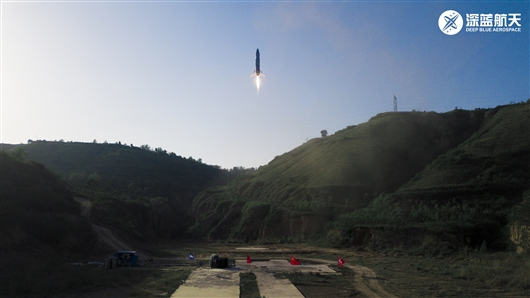 5月上旬，深蓝航天完成液体火箭公里级垂直起降飞行试验。（图片来源：深蓝航天）