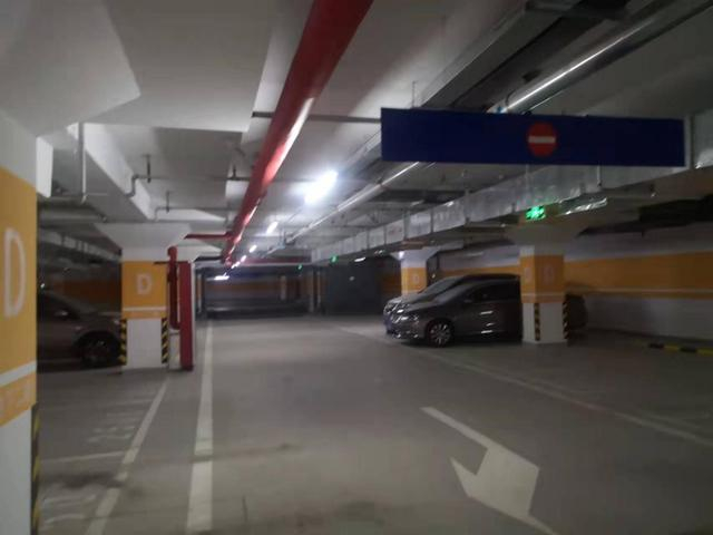 目前产权车位是可以买卖的。在北京，可以通过北京市住建委网站查询到小区产权车位预售许可的相关信息。资料图片