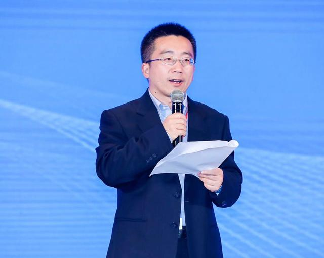 2019年，刘江主持智源大会。受访者供图