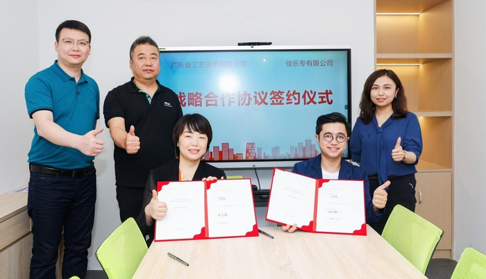 　　陈海麒与李紫萤签下合作协议