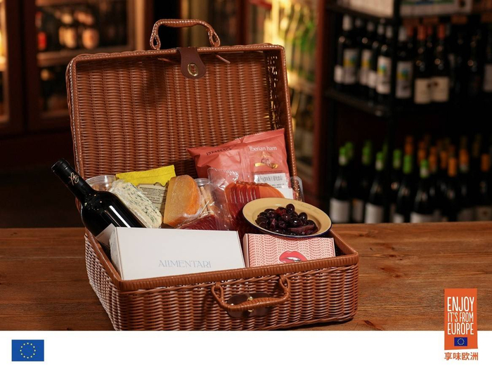 　　“美酒假期”外卖礼盒