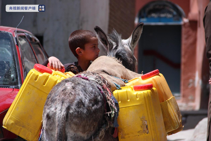 △山上的儿童赶着毛驴驮水