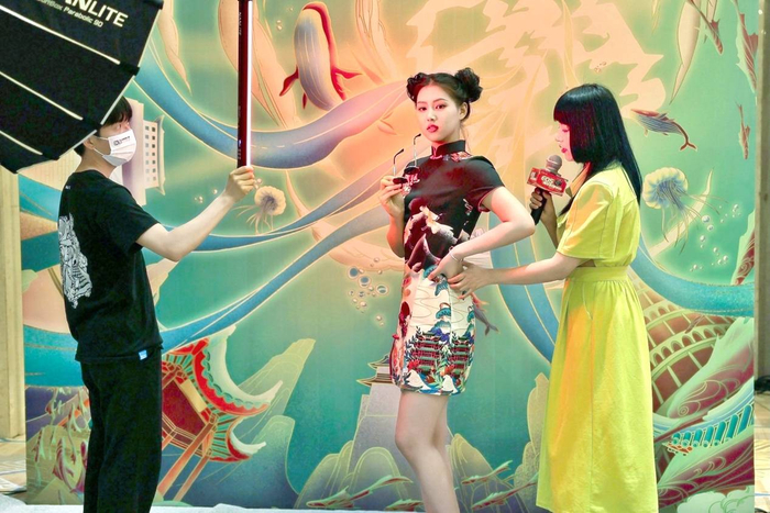 图4 佳能大篷车青年讲师王莲现场教拍