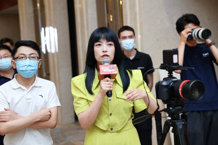 图11 讲师在人像体验区教学