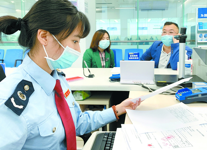 ▲税务人员处理退税申请