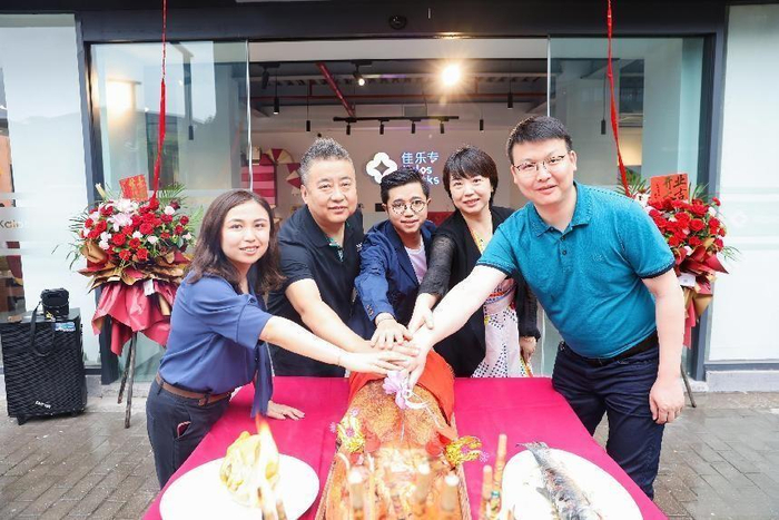 　　何蔓娆、孔昭明、陈海麒、李紫萤、何敬龙共同切烧猪