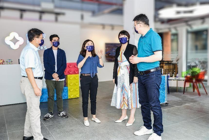 　　广东省工艺美术有限公司李紫萤一行人参观佳乐专