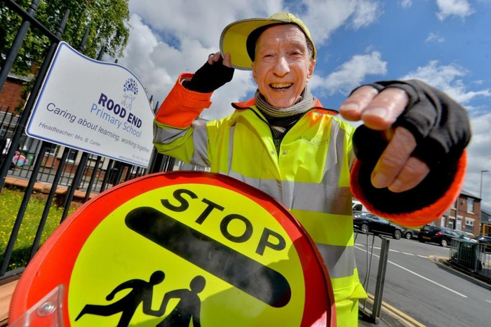 　　身穿工作服的布莱恩