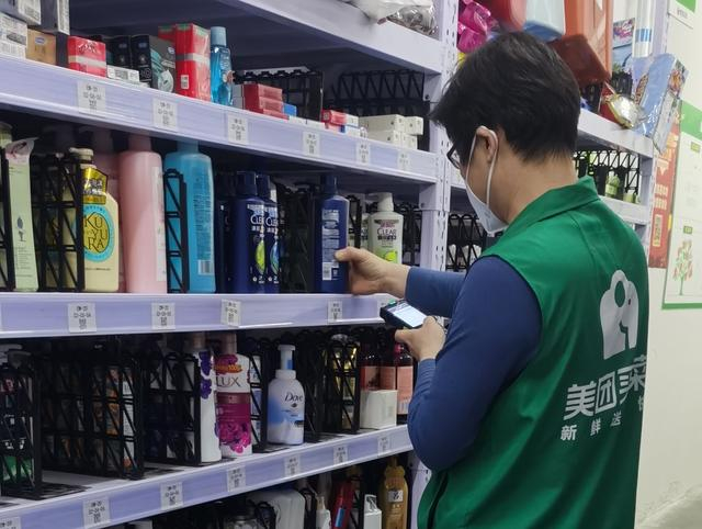 喻涛在配送站点理货。  受访者供图