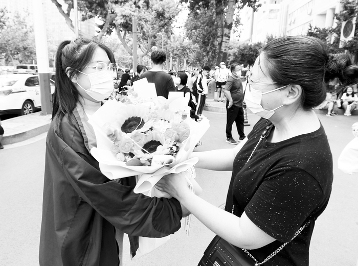 　　■高兴地接过妈妈祝福的鲜花。