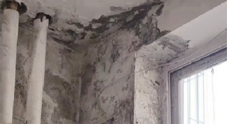         楼道漏雨，墙皮脱落。受访者供图