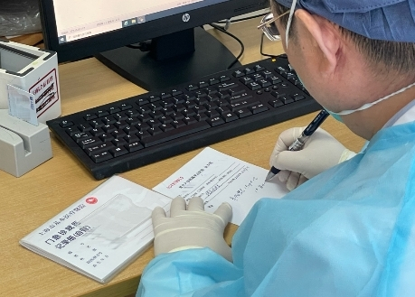 　　徐金华教授为青少年AD患者开出首张乌帕替尼处方